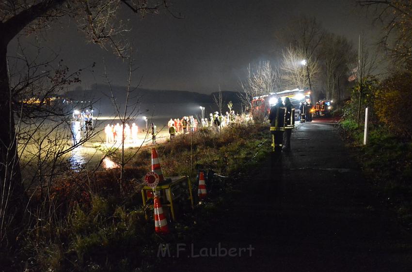 Einsatz BF Koeln PKW im Rhein Mondorf Hersel P133.JPG